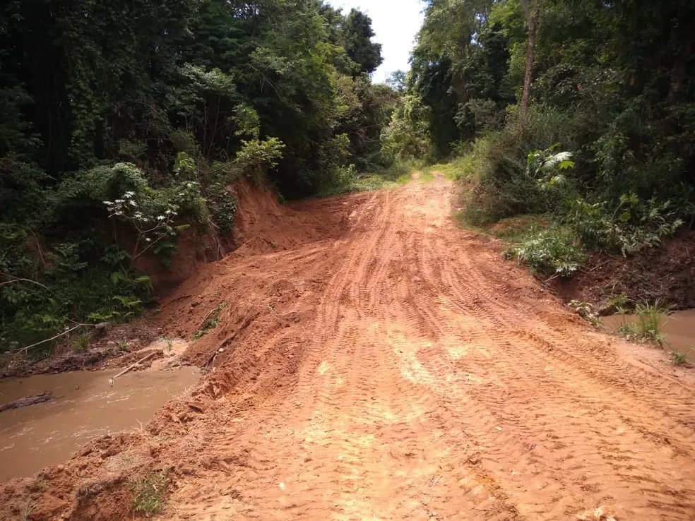 Após ser destruída por enxurrada e deixar moradores ilhados, estrada de terra é reformada em Itararé