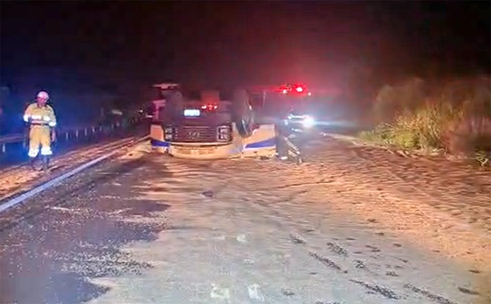 Uma morte confirmada em tombamento de caminhão na SP-255, próximo a Taquarituba