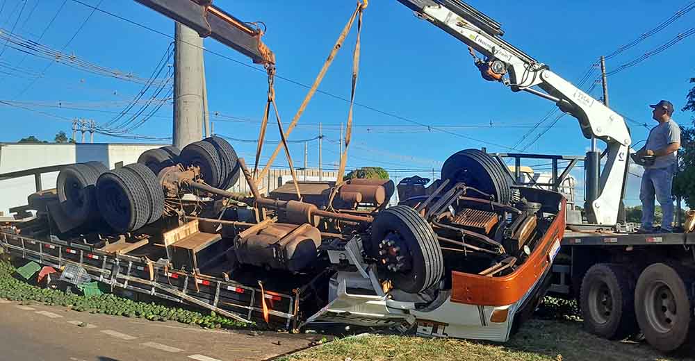 Caminhão carregado de abacate tomba e interdita importante eixo viário da cidade de Avaré