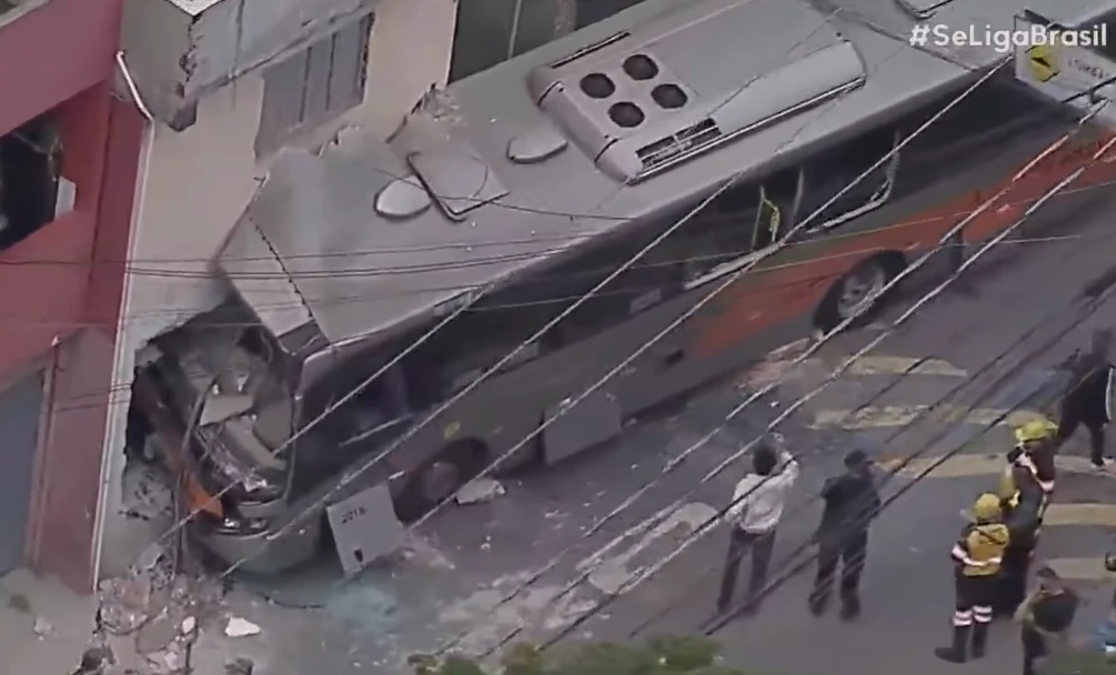 Ônibus invade casa e deixa oito feridos na Zona Oeste de SP