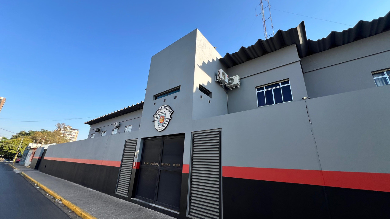 Motorista embriagado bate em carros, foge e acaba preso após atingir muro de residência em Botucatu