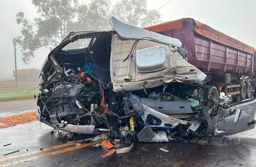 Caminhoneiro fica preso nas ferragens em colisão entre carretas na SP-270, em Itaí